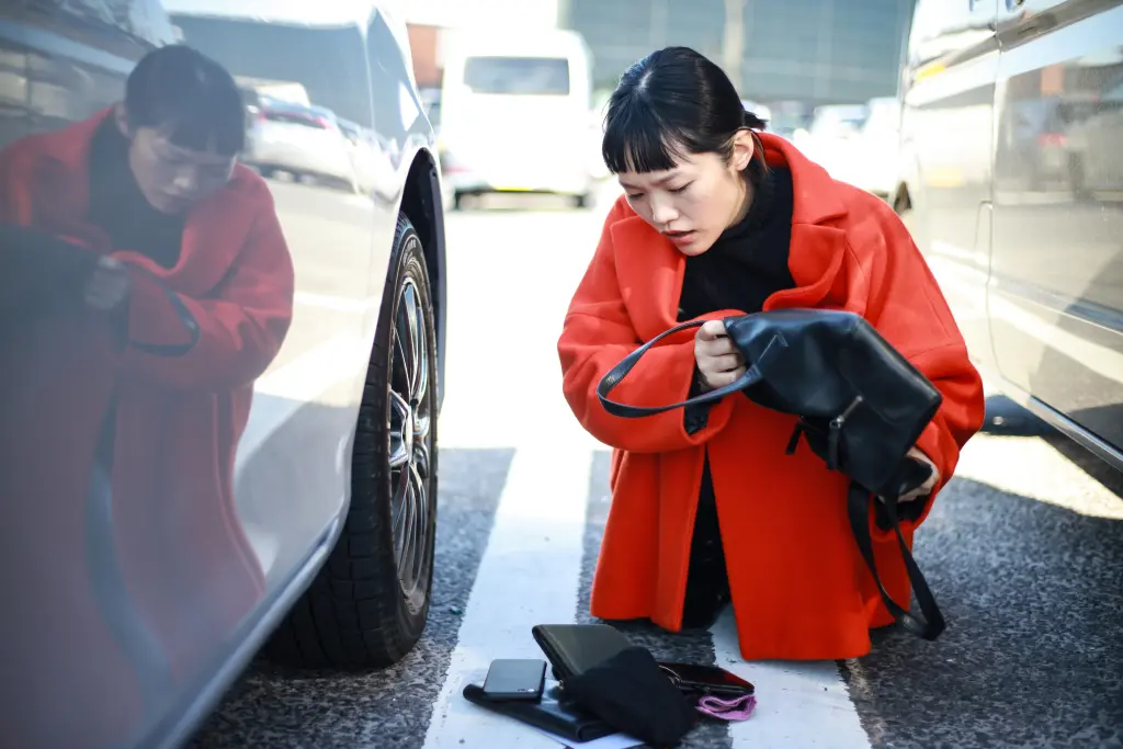 カギを紛失した女性
