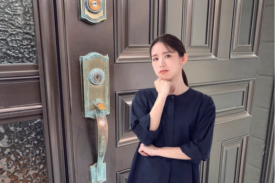 カギ交換悩む女性-地元の鍵屋さんカギの110番((有)防犯システム