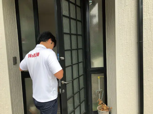 鍵の交換中のスタッフ